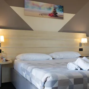 https://hotel-giallo.emilia-romagnahotels.net